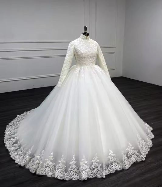 Robe de mariée à manches longues et col haut avec perles