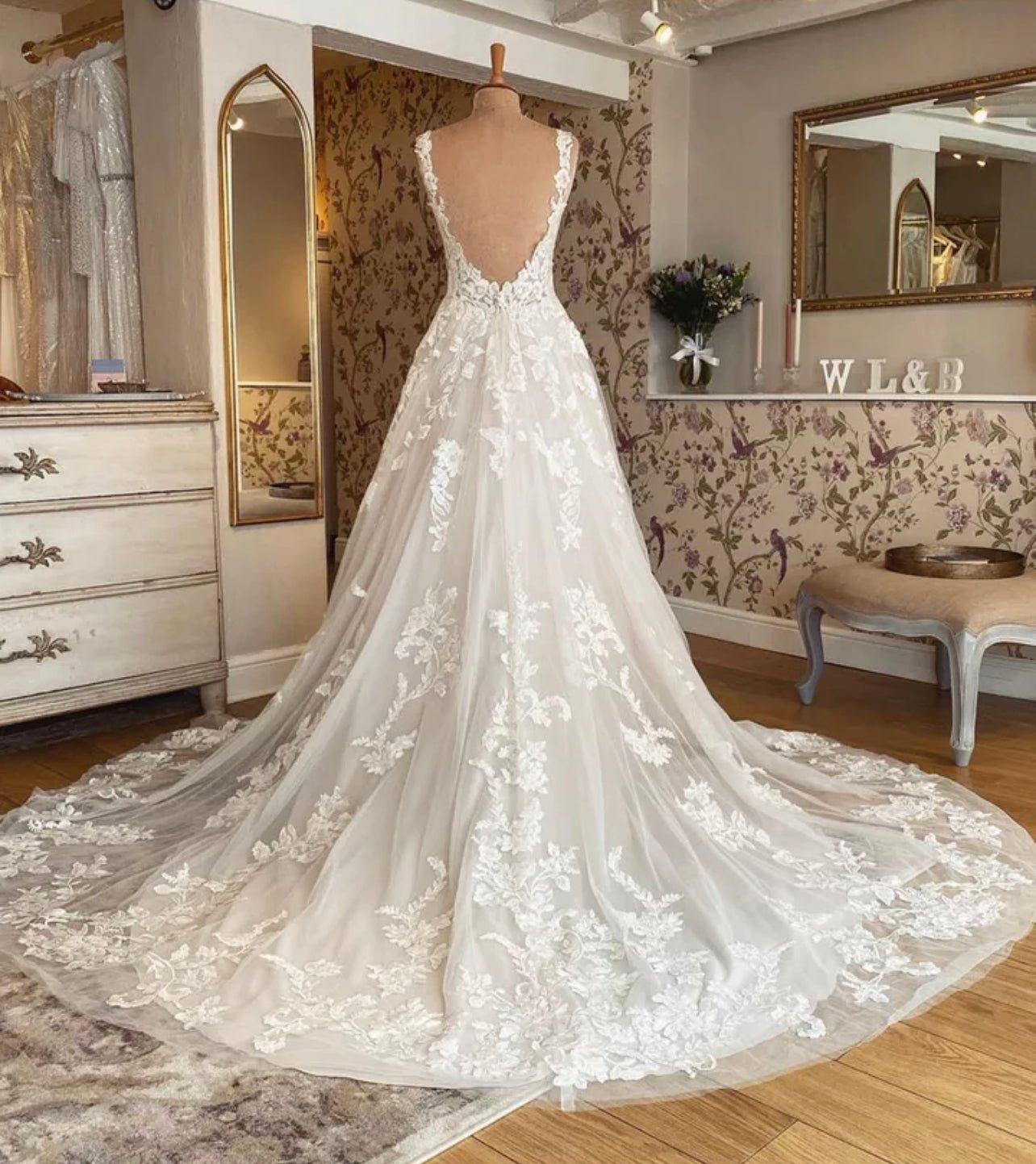 Elegant wedding dress - Mura Boutique